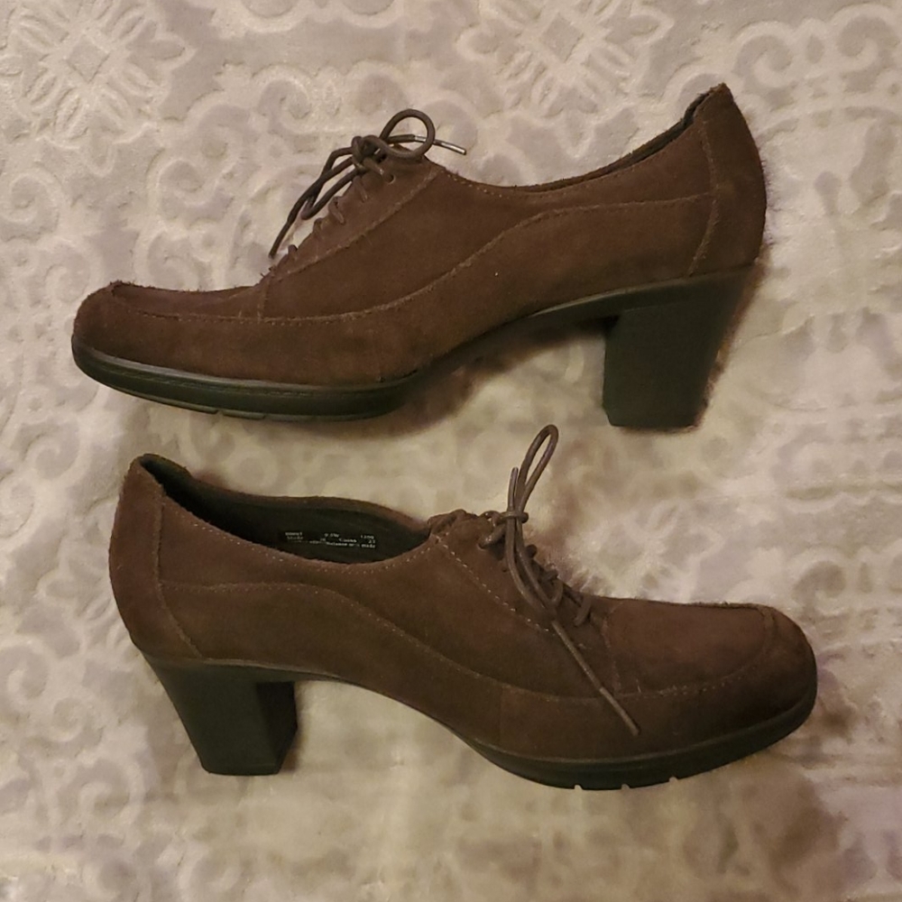 NWOT Clarks Heeled Oxford in Brown Suede